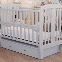 Детская кроватка Дубок Друзья с ящиком и маятником серый